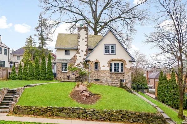$1,950,000 | 90 Boulevard, Pelham, NY 10803