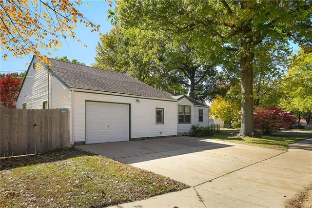 $295,000 | 7601 Foster Street, Overland Park, KS 66204