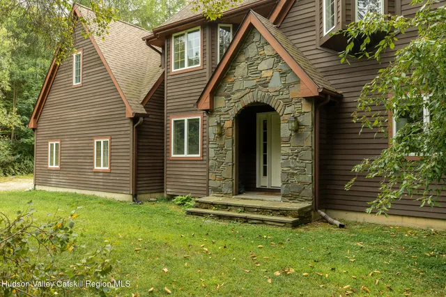 a view of front of a house with a yard