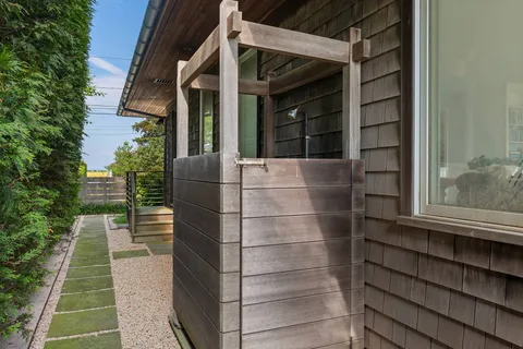 a view of entryway with a small yard