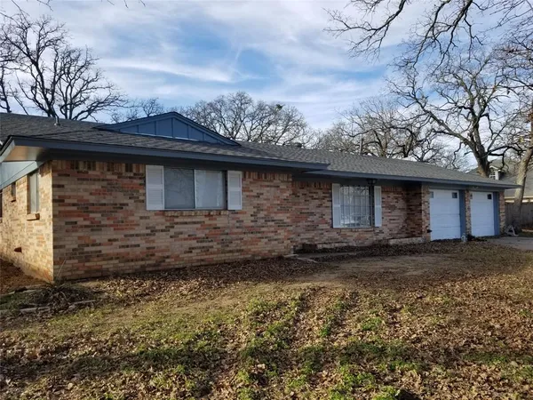 $1,950 | 204 Woodlawn Drive, Keene, TX 76059