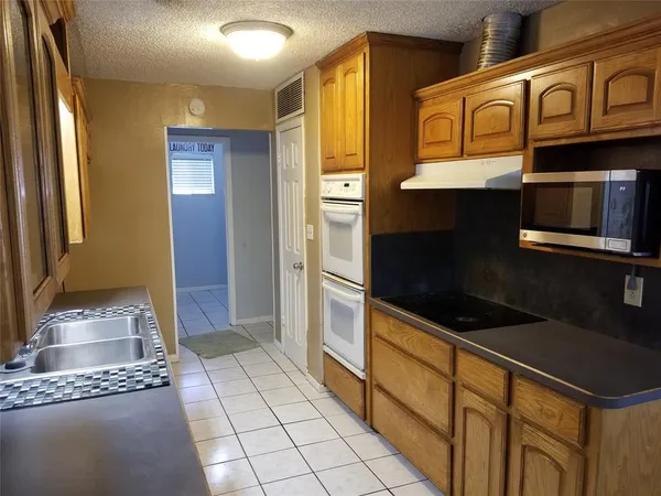 $1,950 | 204 Woodlawn Drive, Keene, TX 76059