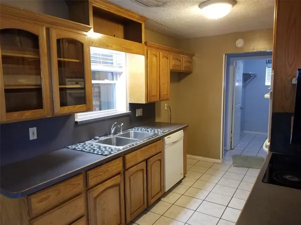 $1,950 | 204 Woodlawn Drive, Keene, TX 76059