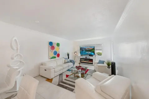 $115,900 | 2581 Garden Drive North, Unit 206, Lake Worth, FL 33461