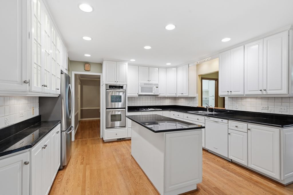 700 South Drive Burr Ridge, IL 60527 - Photo 8 of 28