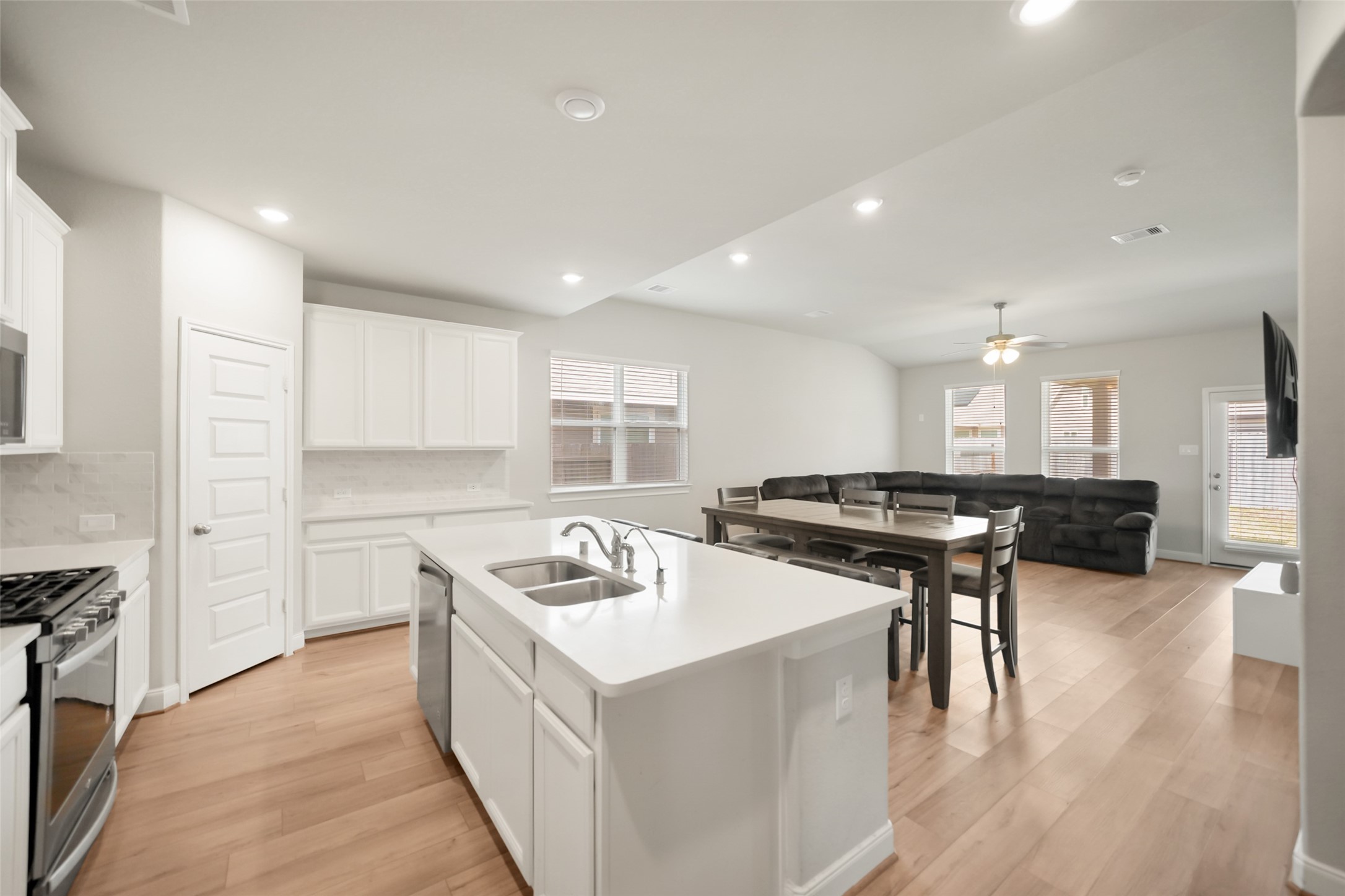 831 Cloverdale Drive Rosharon, TX 77583 - Photo 4 of 10 Island in Kitchen, Breakfast area, and family room