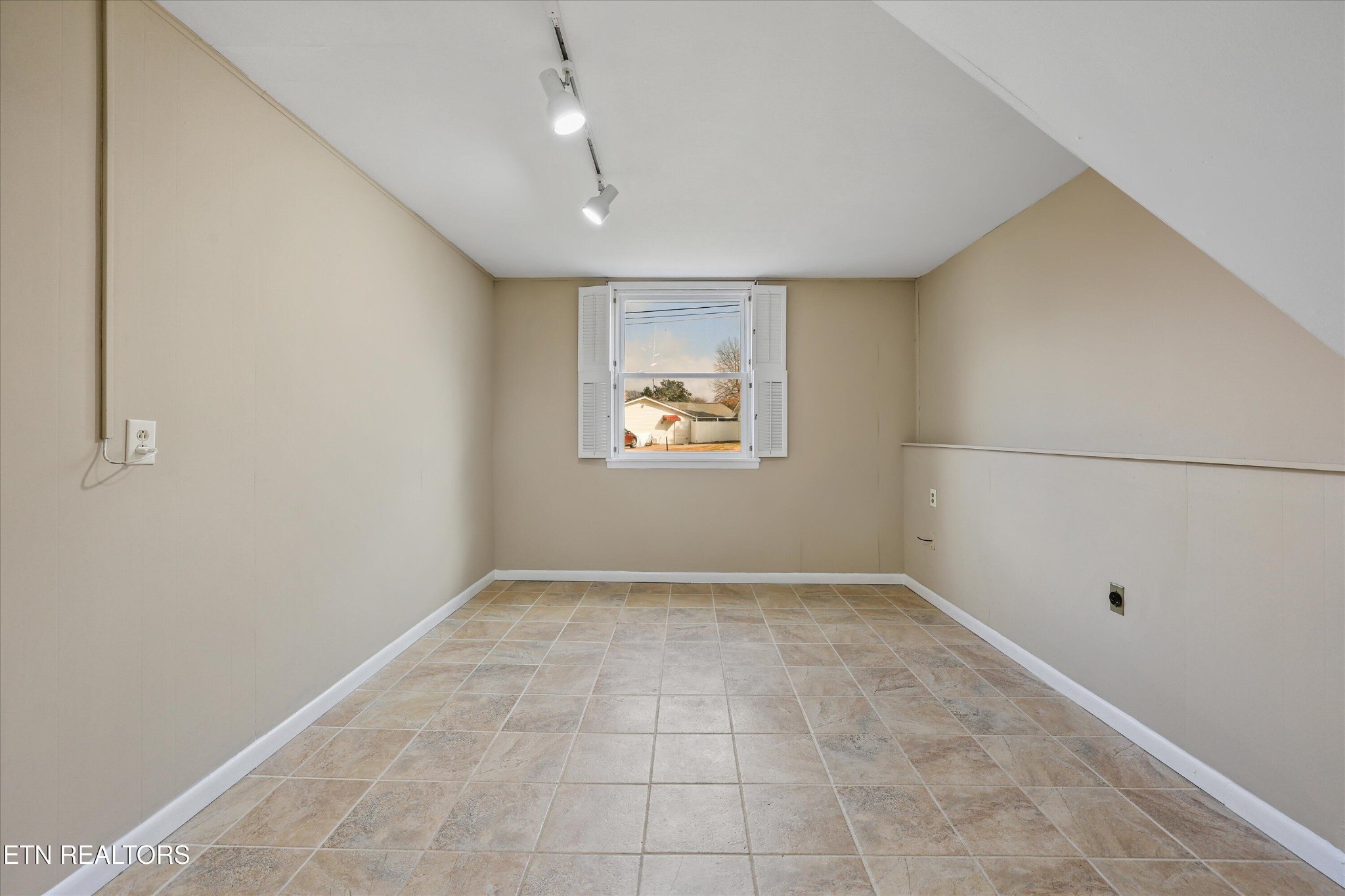 5709 Stoneleigh Road Knoxville, TN 37912 - Photo 17 of 38 Gallery Image 17