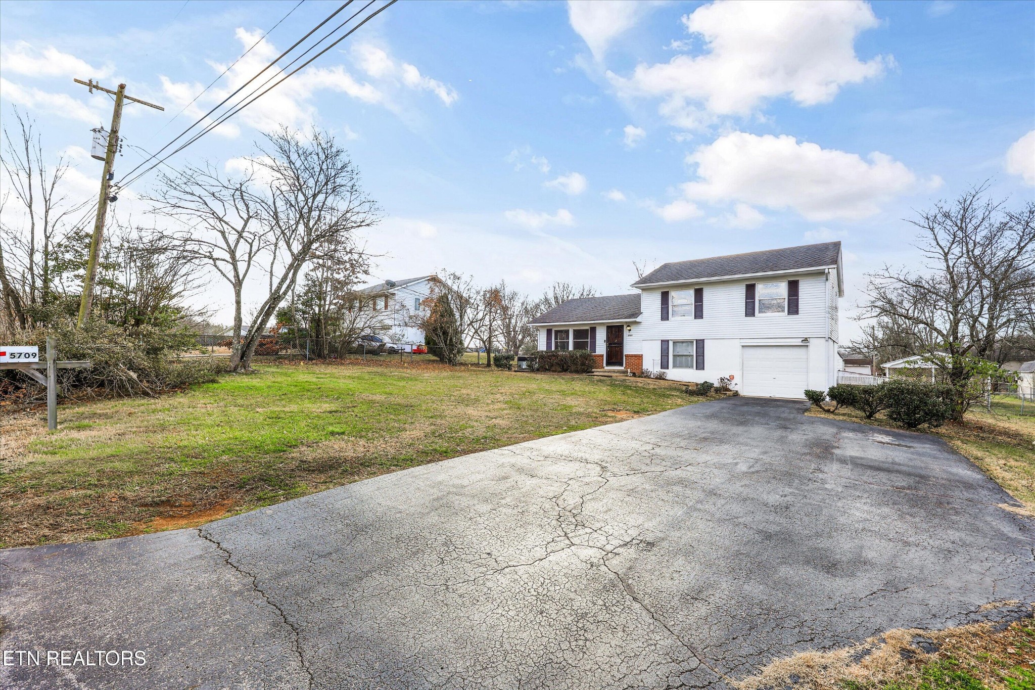 5709 Stoneleigh Road Knoxville, TN 37912 - Photo 3 of 38 Gallery Image 3