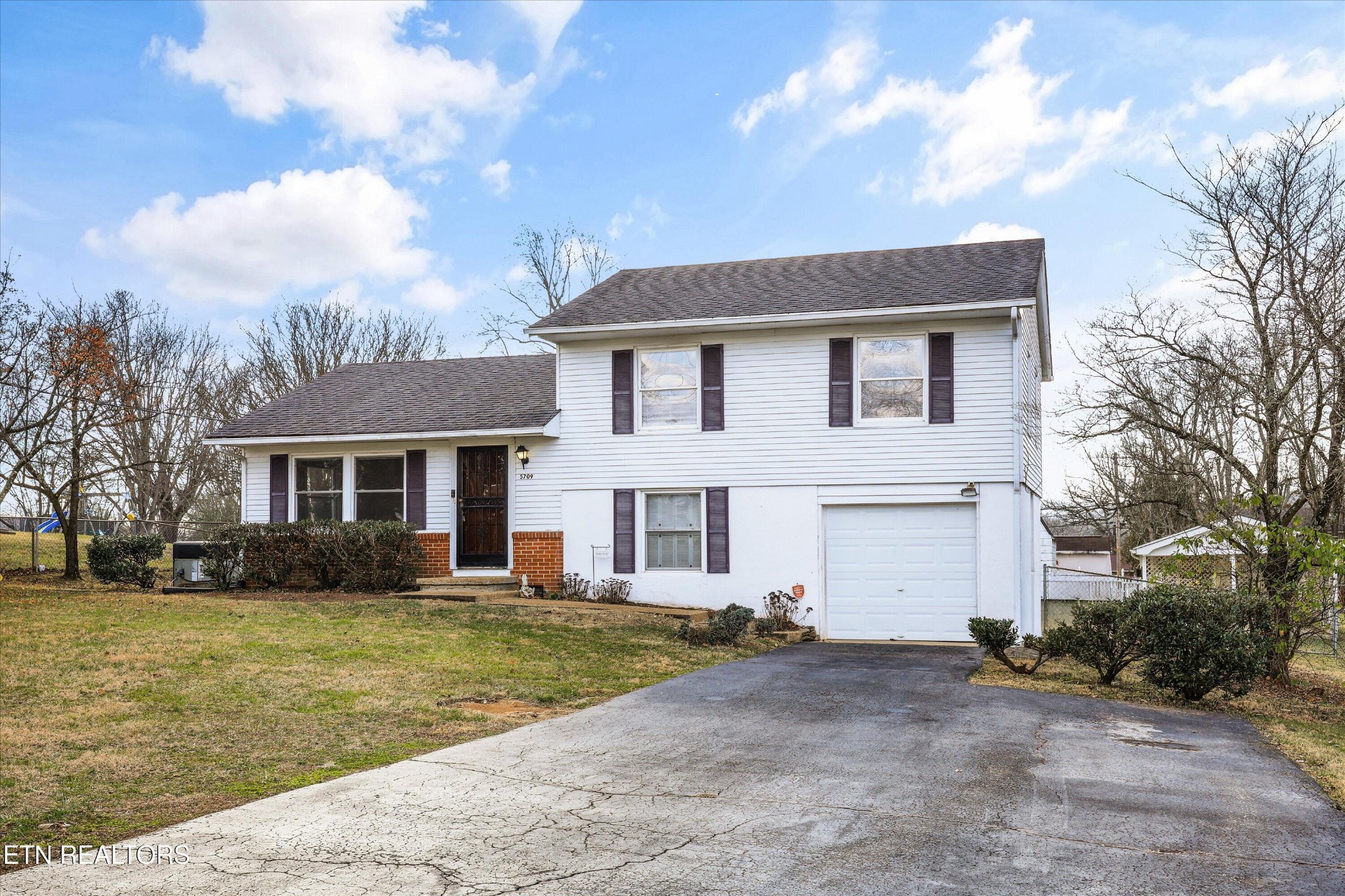 5709 Stoneleigh Road Knoxville, TN 37912 - Photo 4 of 38 Gallery Image 4