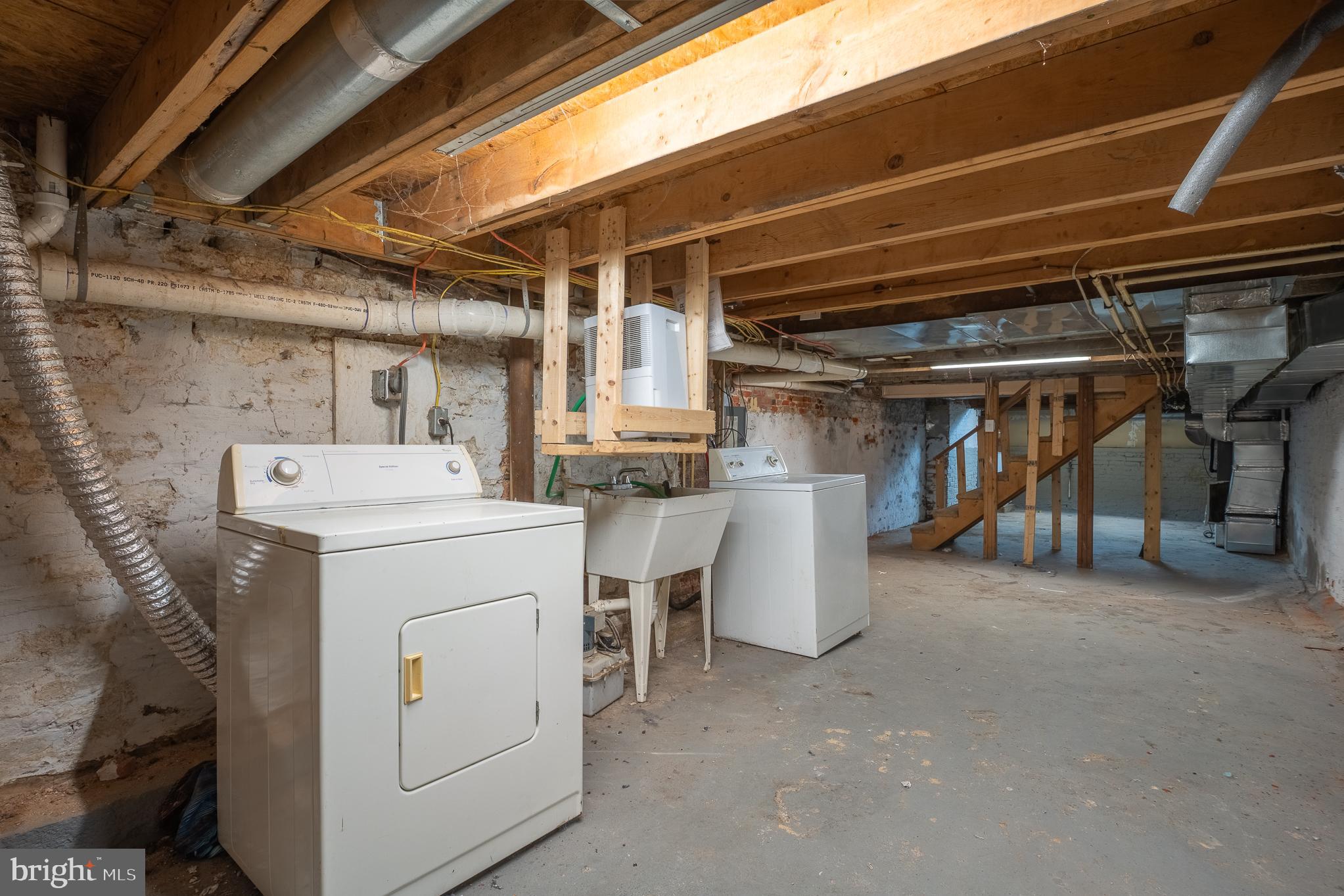 636 South Monroe Street Baltimore, MD 21223 - Photo 36 of 39 a utility room with dryer and washer