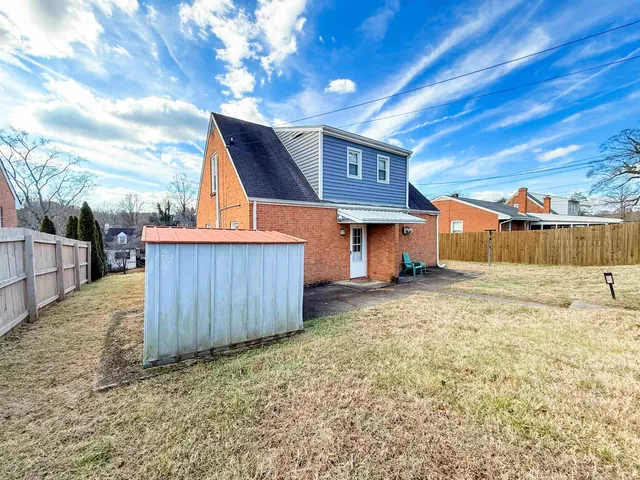 a view of a backyard