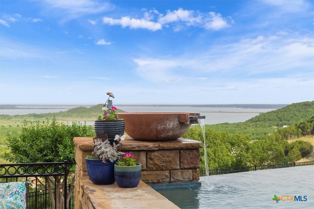 3319 Eagle Ridge Drive Harker Heights, TX 76548 - Photo 48 of 48 a view of a balcony with furniture