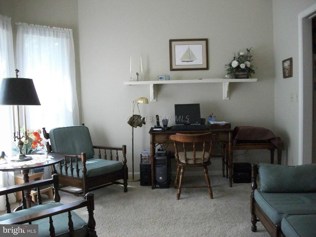 273 Windjammer Road Ocean Pines, MD 21811 - Photo 12 of 33 a livingroom with furniture and a potted plant