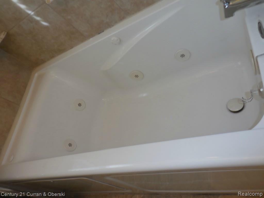 18845 Merriman Road Livonia, MI 48152 - Photo 31 of 43 TUB