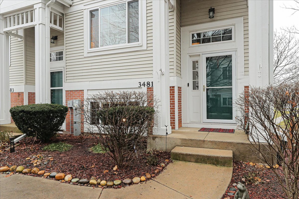 3481 Ravinia Circle Aurora, IL 60504 - Photo 2 of 28 a view of a entryway of the house