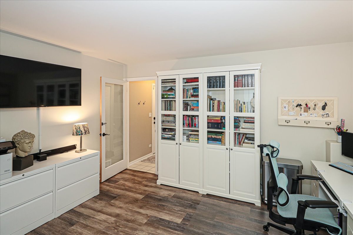 3481 Ravinia Circle Aurora, IL 60504 - Photo 22 of 28 a kitchen with a workspace