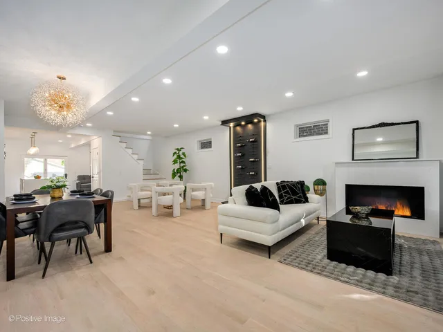 $1,499,900 | 1910 West George Street, Chicago, IL 60657