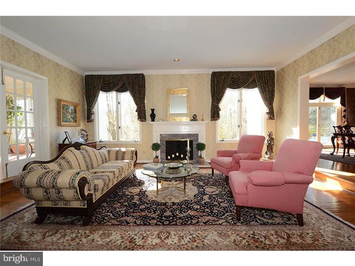 237 Ravenscliff Road Wayne, PA 19087 - Photo 4 of 25 Living Room