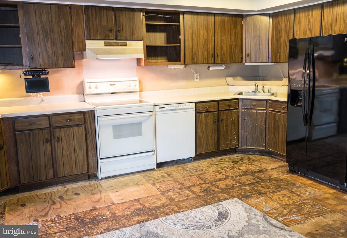 1597 Lynch Road Baltimore, MD 21222 - Photo 2 of 27 Spacious kitchen
