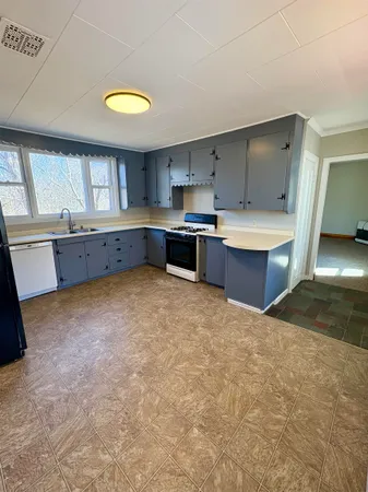 $2,000 | 834 Main Street, Unit 3, Hopkinton, NH 03229