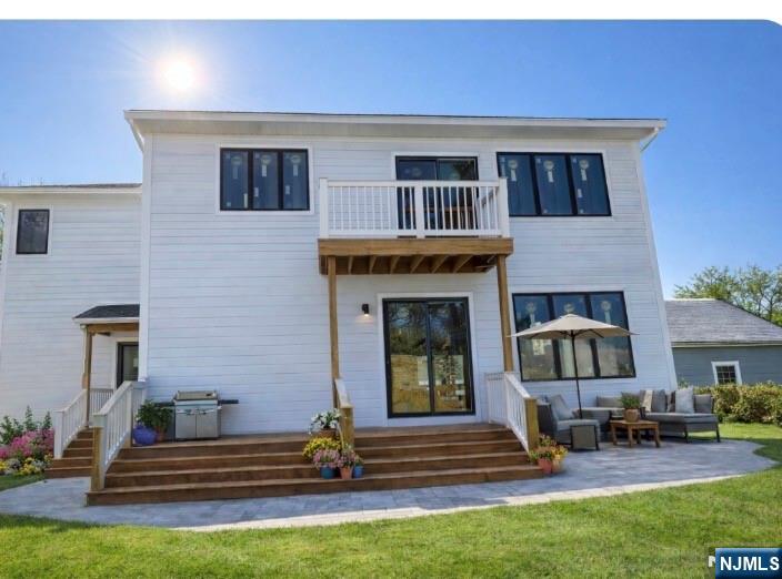 615 Shelton Road Ridgewood, NJ 07450 - Photo 8 of 10 a front view of a house with a yard