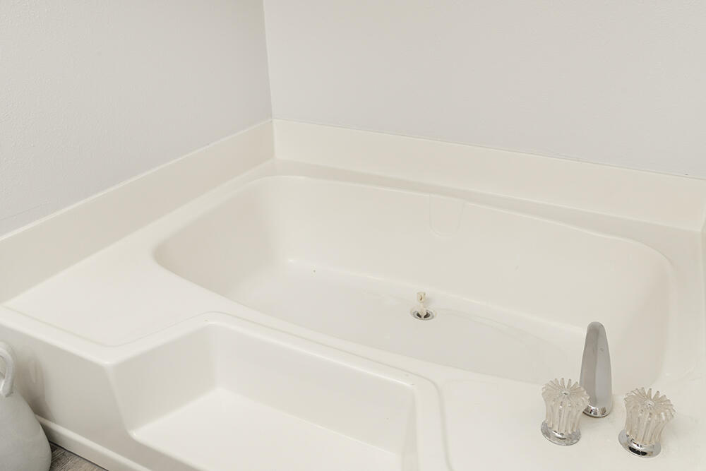 690 Flaming Road Grants Pass, OR 97526 - Photo 16 of 45 Master Bathtub