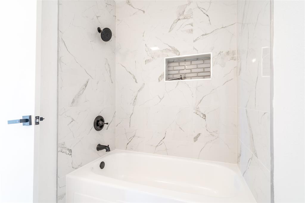 5000 Brandenburg Lane The Colony, TX 75056 - Photo 13 of 14 a bathroom with a bathtub