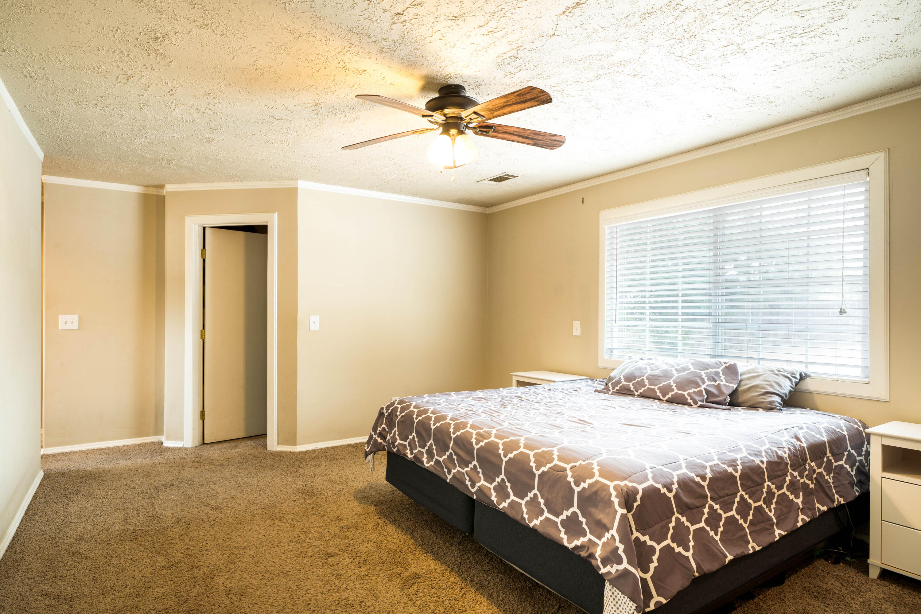20690 Dersch Road Anderson, CA 96007 - Photo 9 of 16 Owner Suite