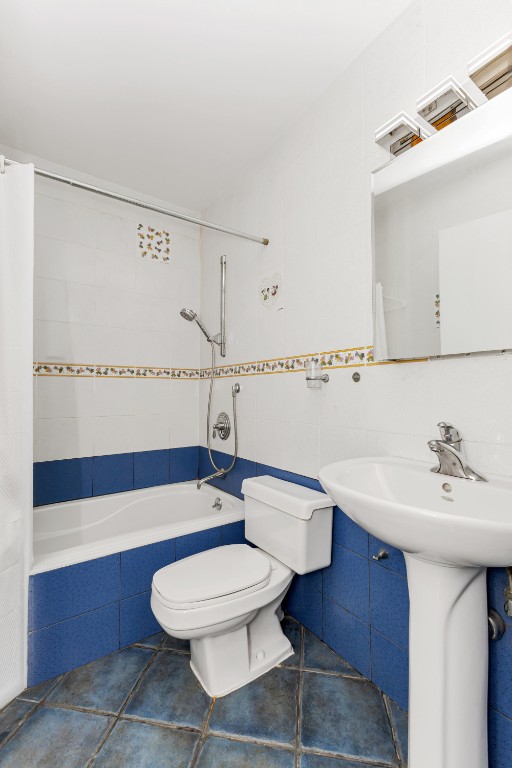 200 East 89th Street, Unit 37D Manhattan, NY 10128 - Photo 17 of 35 a bathroom with a sink a toilet a mirror and shower