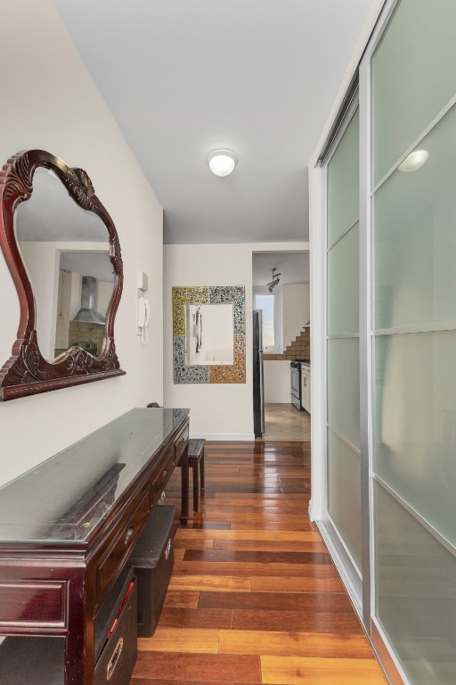 200 East 89th Street, Unit 37D Manhattan, NY 10128 - Photo 19 of 35 a hallway with wooden floor table and chairs