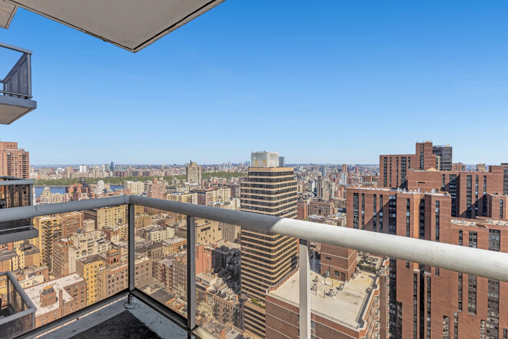 200 East 89th Street, Unit 37D Manhattan, NY 10128 - Photo 20 of 35 a view of a balcony with city