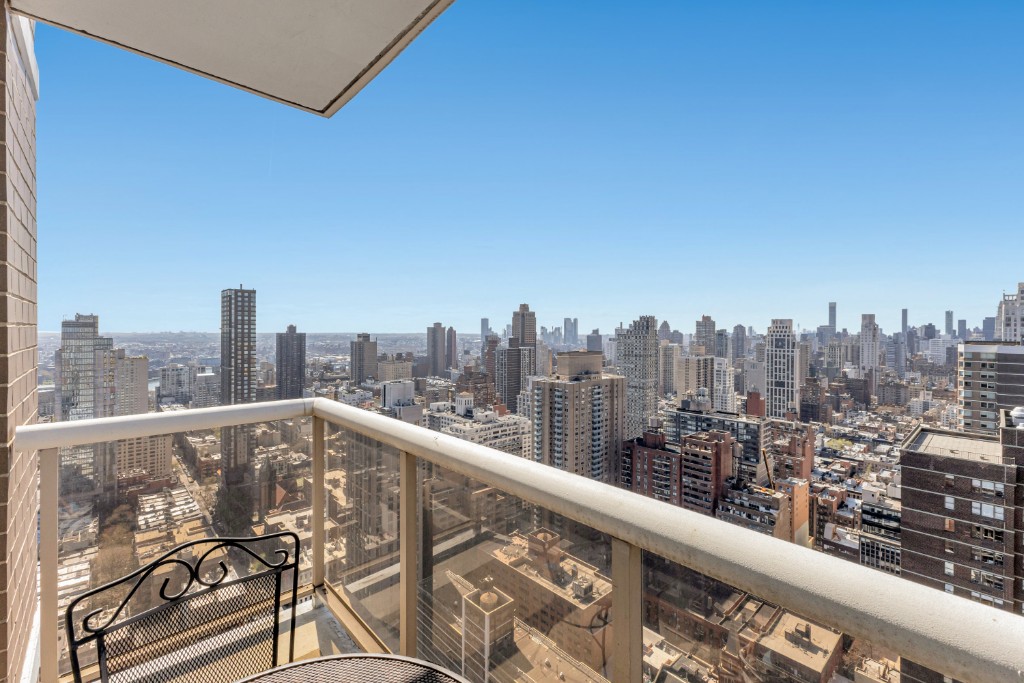 200 East 89th Street, Unit 37D Manhattan, NY 10128 - Photo 21 of 35 a view of a city view