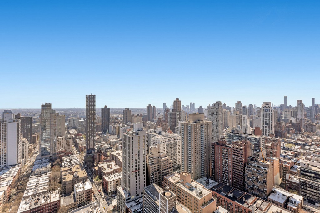 200 East 89th Street, Unit 37D Manhattan, NY 10128 - Photo 22 of 35 a view of a city