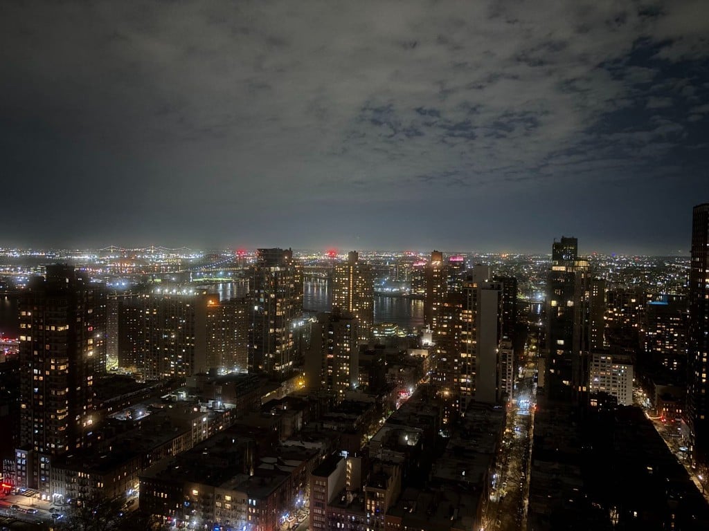 200 East 89th Street, Unit 37D Manhattan, NY 10128 - Photo 29 of 35 a view of a city