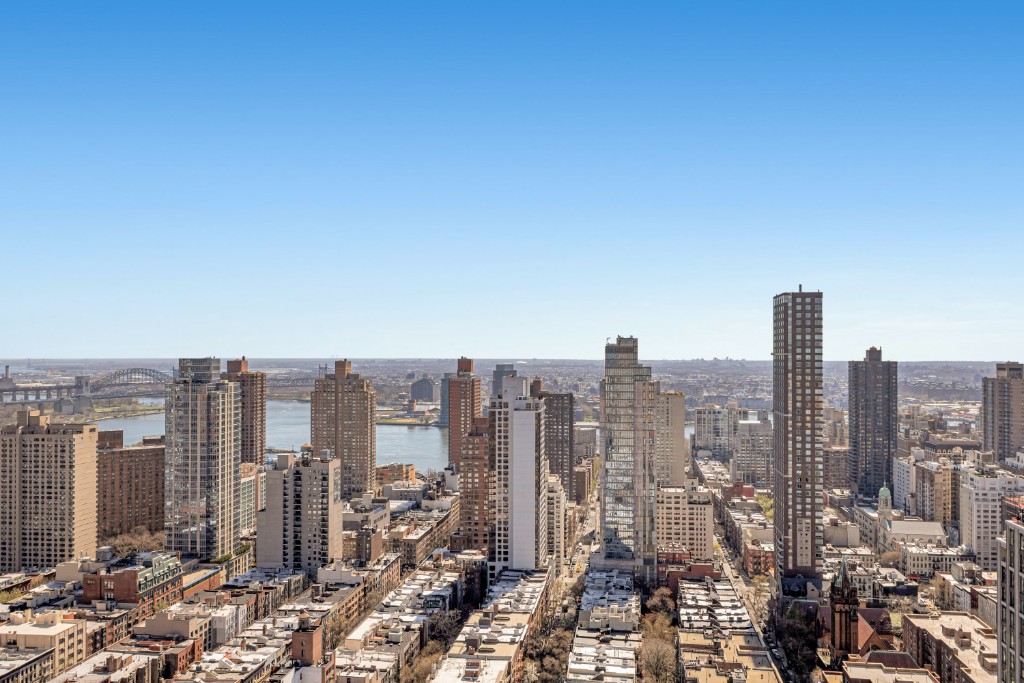 200 East 89th Street, Unit 37D Manhattan, NY 10128 - Photo 3 of 35 a view of a city with tall buildings