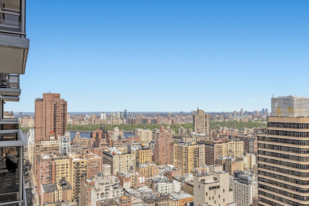 200 East 89th Street, Unit 37D Manhattan, NY 10128 - Photo 8 of 35 a view of a city with tall buildings in the background