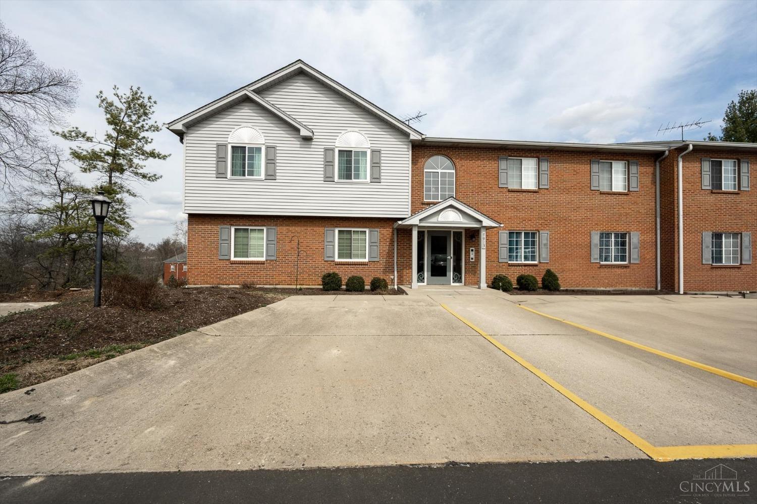 7913 Cheviot Road, Unit 27 Cincinnati, OH 45247 - Photo 2 of 44