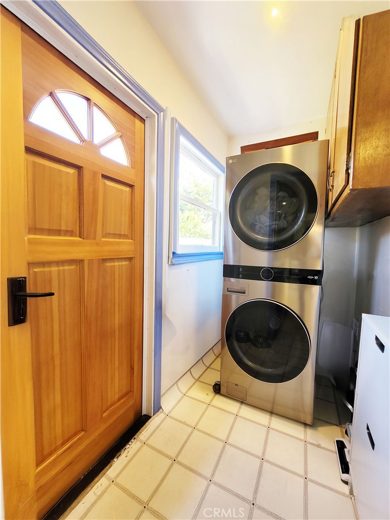 2427 Pine Avenue Long Beach, CA 90806 - Photo 15 of 24 a view of a bedroom with washer and dryer