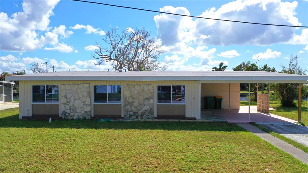 554 Lindley Terrace Port Charlotte, FL 33952 - Photo 7 of 57 a view of a house with garden