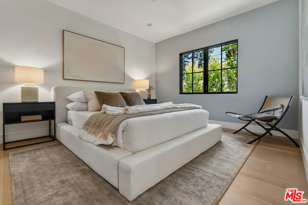 3721 Woodcliff Road Sherman Oaks, CA 91403 - Photo 21 of 35 a bedroom with a bed and a window