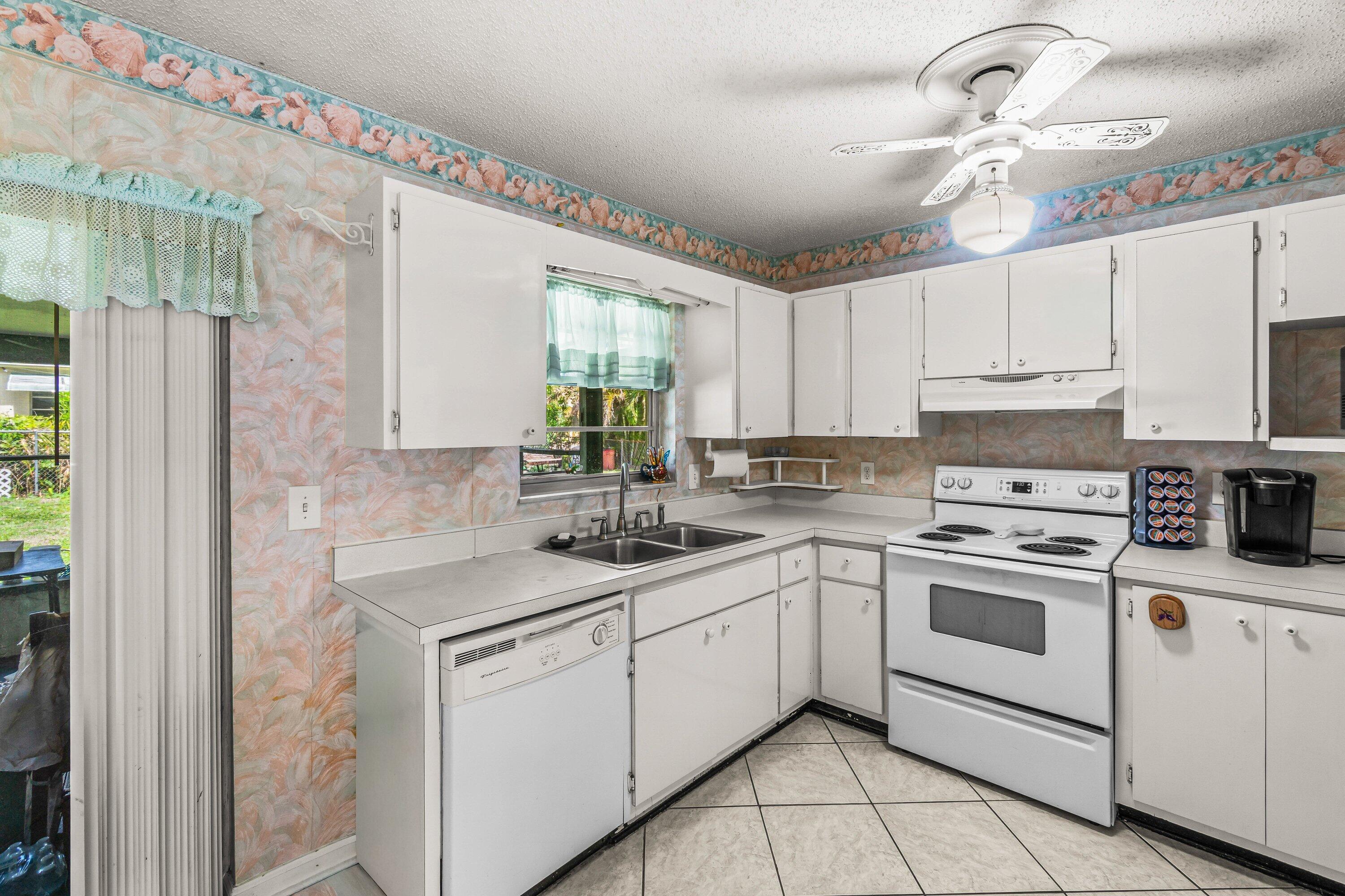 3481 Amberjack Road Lantana, FL 33462 - Photo 11 of 39 NICE LARGE KITCHEN!