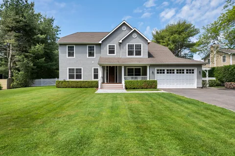 15 Cedar Court, East Hampton, NY 11937