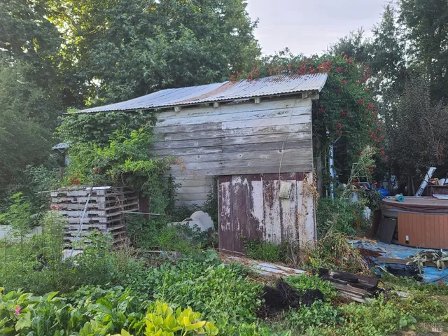 a view of a backyard with sitting area