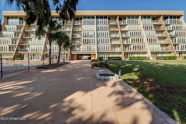 $2,950 | 520 Beach Boulevard, Unit 501, Biloxi, MS 39530