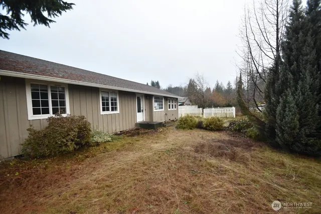 a view of a house with backyard