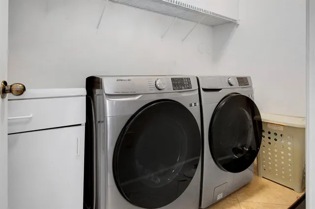 a close up view of a washer and dryer