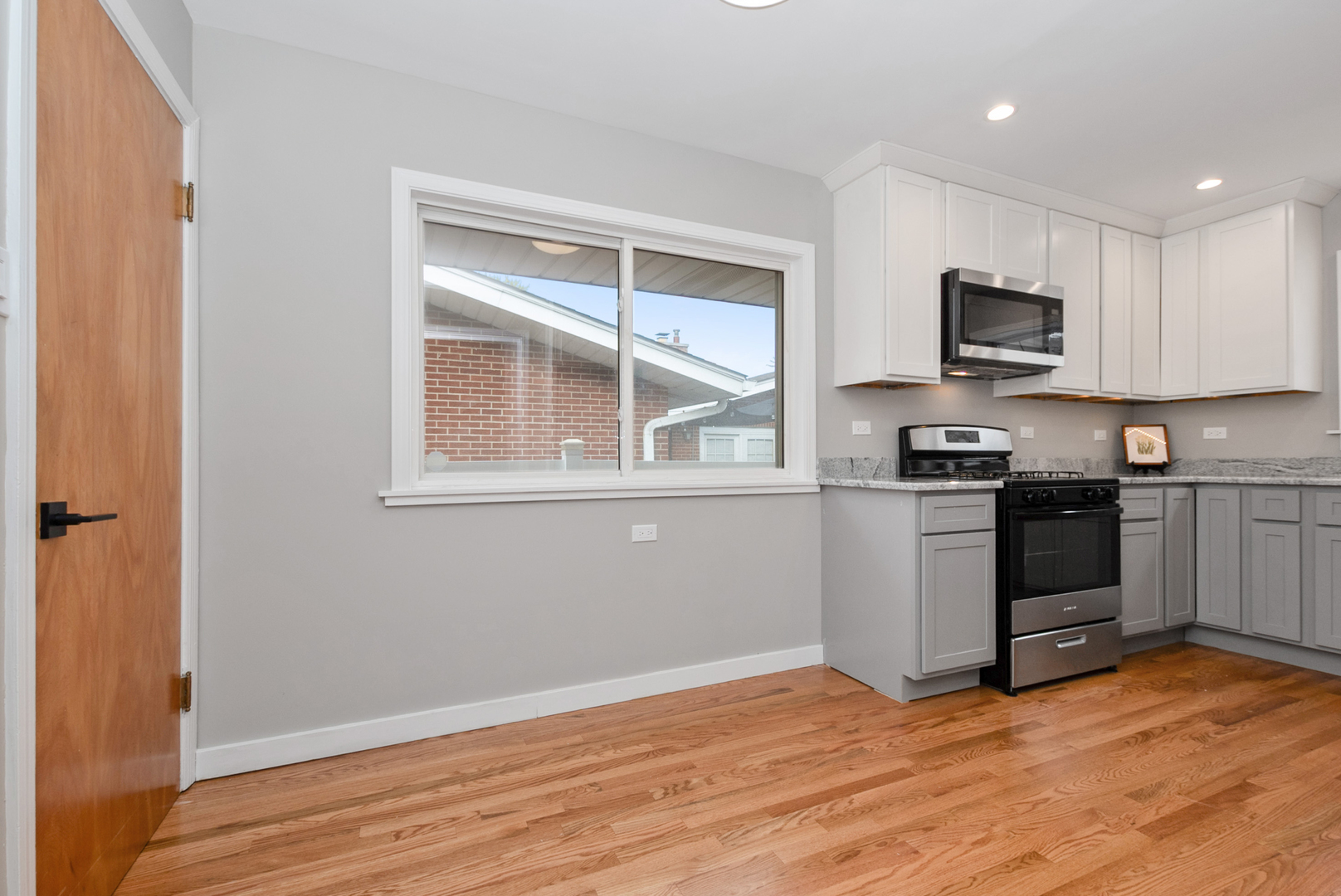 10041 South St Louis Avenue Evergreen Park, IL 60805 - Photo 12 of 34