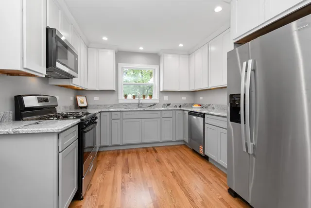 $399,900 | 10041 South St Louis Avenue, Evergreen Park, IL 60805