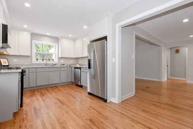 $399,900 | 10041 South St Louis Avenue, Evergreen Park, IL 60805