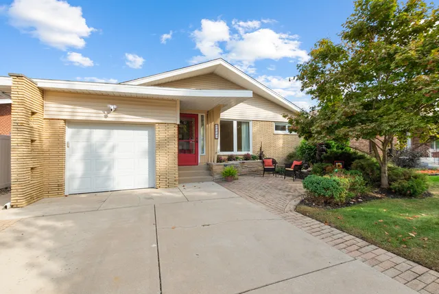 $399,900 | 10041 South St Louis Avenue, Evergreen Park, IL 60805